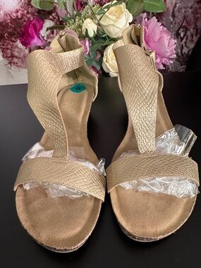 Kenneth Cole Reaction Metallic Gold T-Strap Wedge Sandals